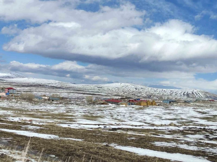 Ardahan’ın yüksek kesimlerine kar yağdı
