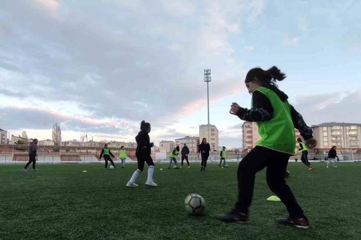 Ardahan Kura Spor Kadın Futbol Takımı hazırlıklarını sürdürüyor
