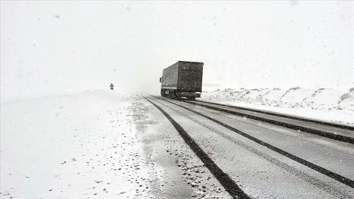 Ardahan-Şavşat kara yolu kar nedeniyle ağır tonajlı araç geçişine kapatıldı