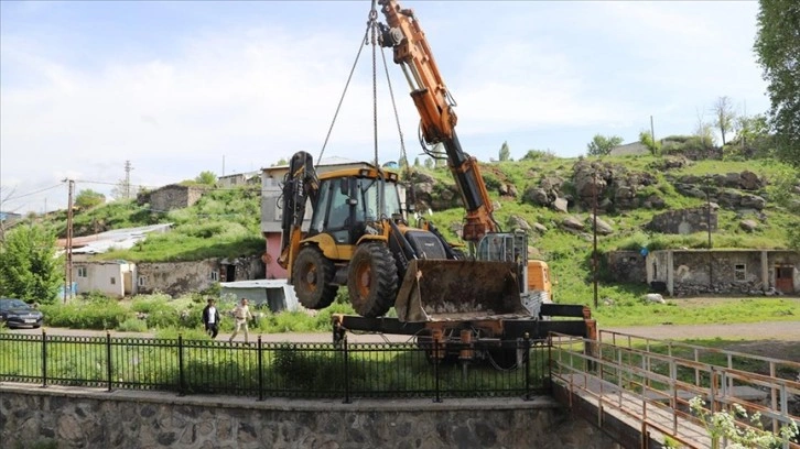 Ardahan'da yeniden alabalık yaşamı oluşması için dereden kamyonlarca çöp ve balçık çıkarıldı