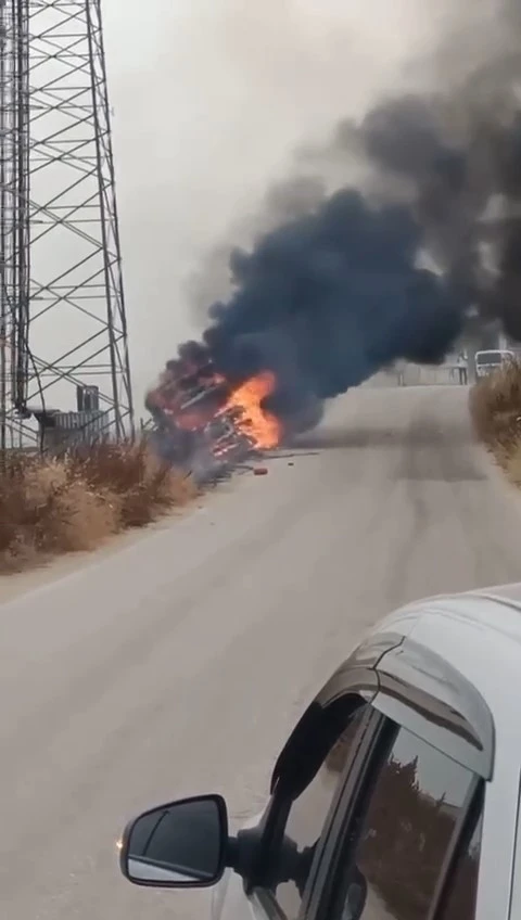 Arı yüzünden devrilen kamyon alev alev böyle yandı