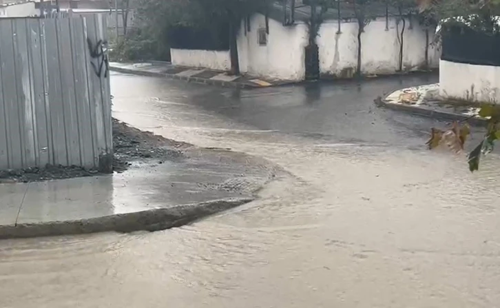 Arnavutköy’de cadde ve sokaklar su altında kaldı
