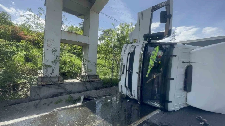 Arnavutköy’de kontrolden çıkan kamyon yan yattı
