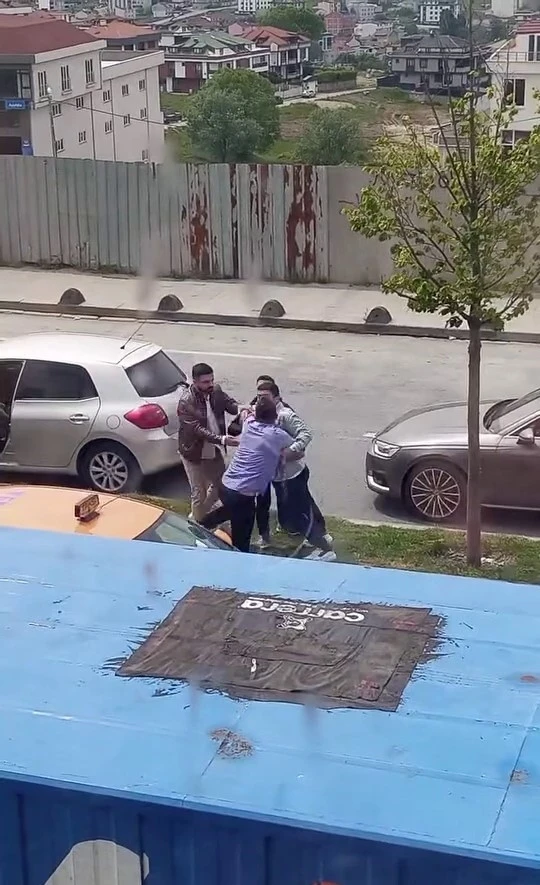 Arnavutköy’de sürücülerin trafikte kavga anları kamerada
