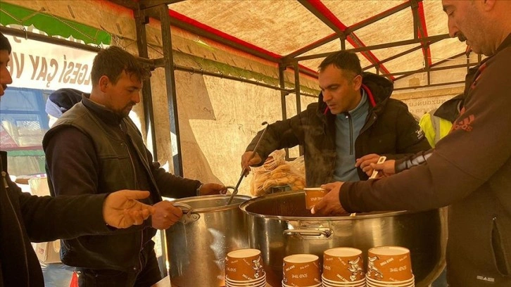 Arpaçay Belediyesi Adıyaman'da depremzedelere 3 öğün sıcak yemek hazırlıyor