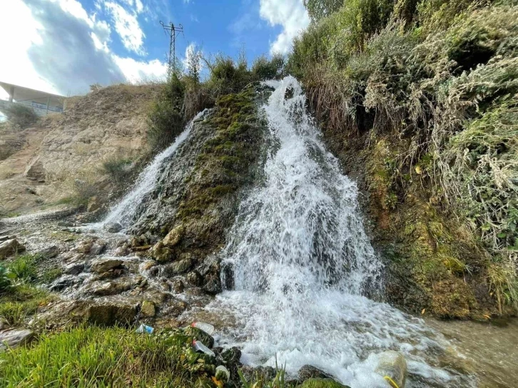 Arpet Şelalesi gün geçtikçe kuruyor
