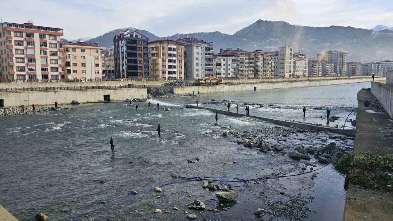 Artvin’de fırtına somon kafesini parçaladı, vatandaşlar dereye akın etti
