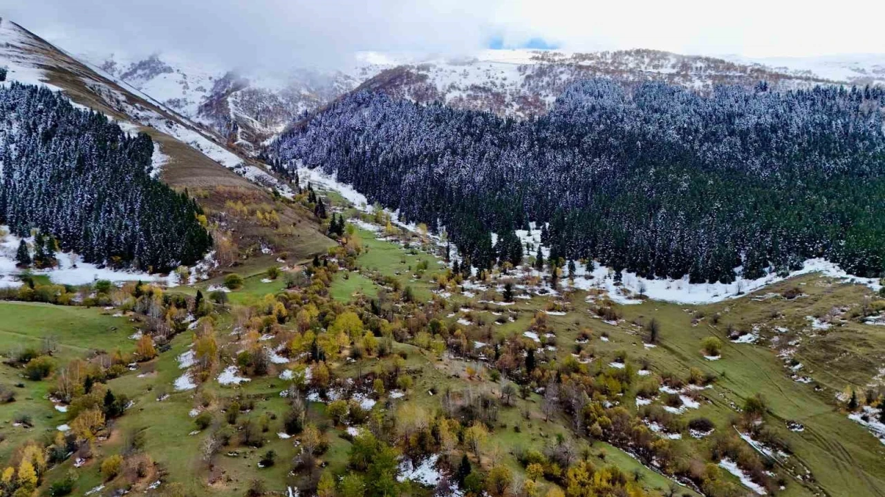 Artvin’de karlı zirveler sonbahar ile buluştu
