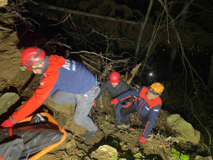 Artvin’de orman işçisi uçuruma yuvarlanarak öldü
