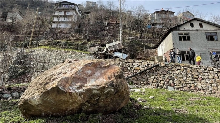 Artvin'de yamaçtan kopan kaya kütlesi su değirmenini yıktı, tarım arazisine zarar verdi