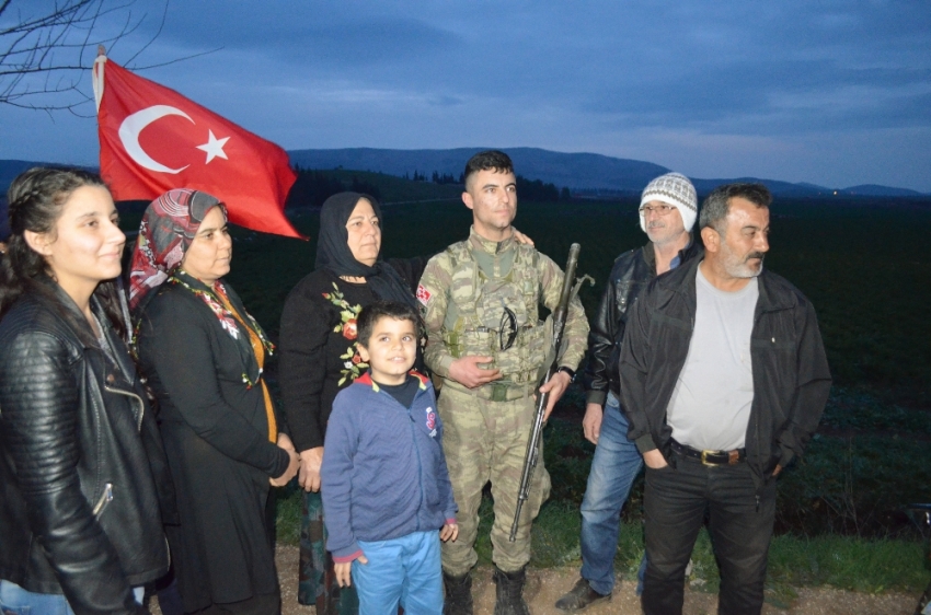 Asker olan evlatlarını sevkiyat noktasında beklediler