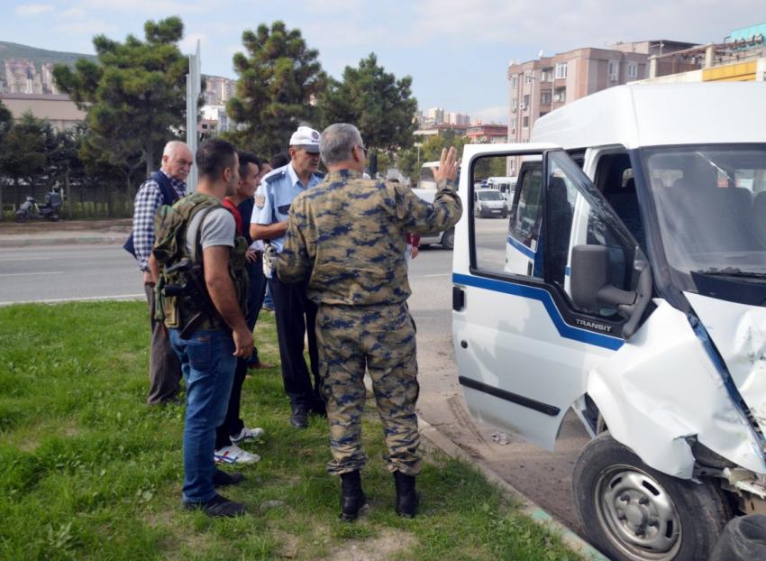 Bursa'da askeri araç kaza yaptı, 2 yaralı