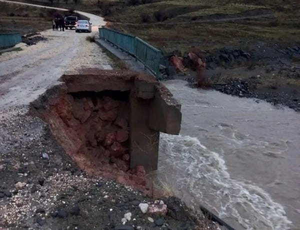 Aşırı yağış sonrası köprü de göçük meydana geldi
