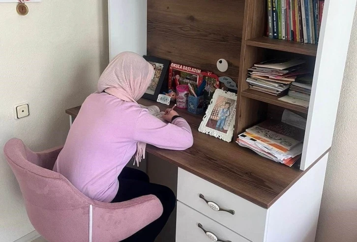 Aslanapa Kaymakamlığından ihtiyaç sahibi öğrencilere çalışma masası ve koltuk
