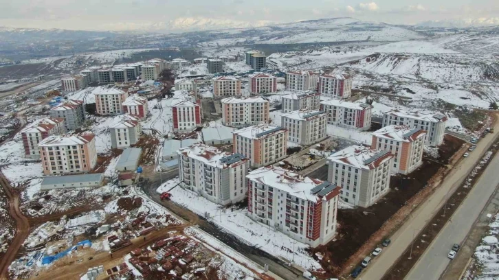 Asrın felaketinde evlerini kaybeden depremzedeler, yeni evlerine kavuşmaya çok yakın
