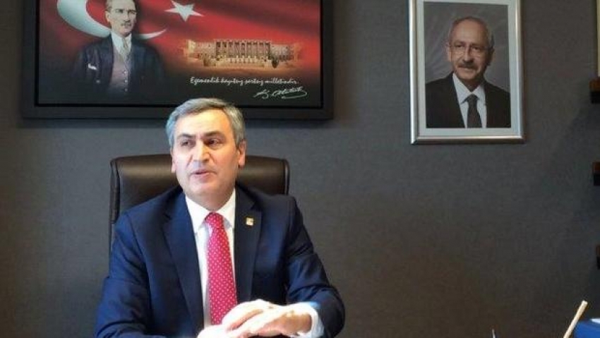 CHP’li Necati Yılmaz Atatürk posterinin önünde açıklama yaptı