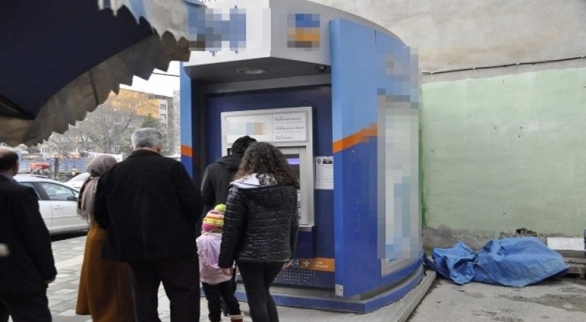 Atm'ye düzenek kurup 1,5 saatte 50 kişinin hesabını boşalttılar