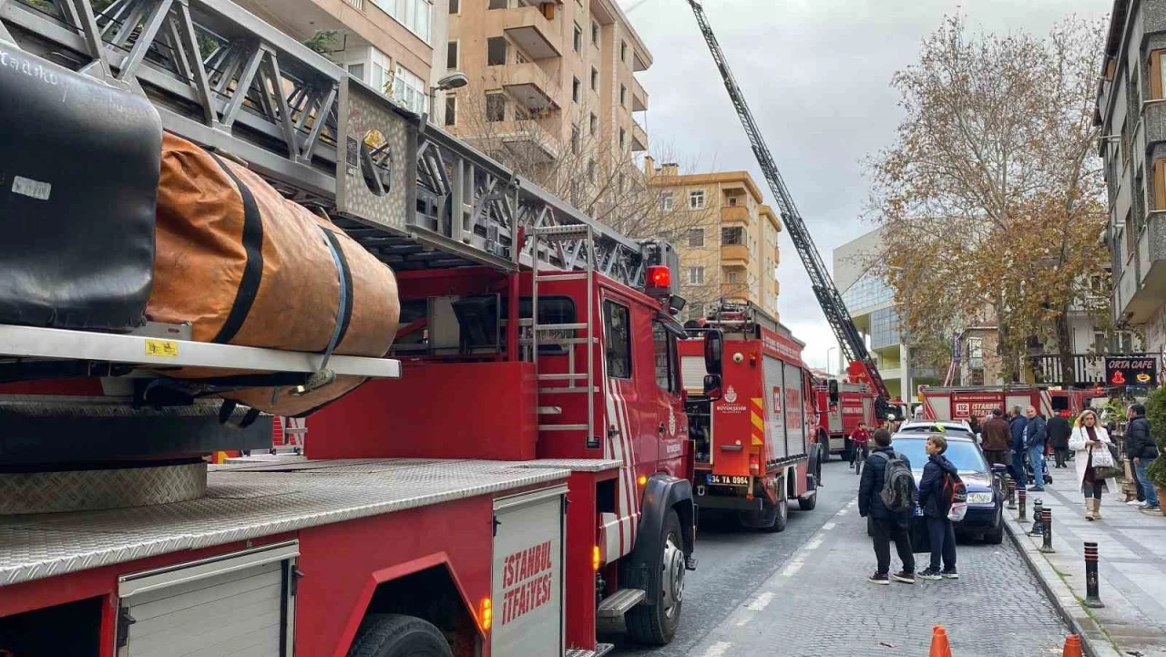  8 katlı metruk binanın çatısı alev alev yandı