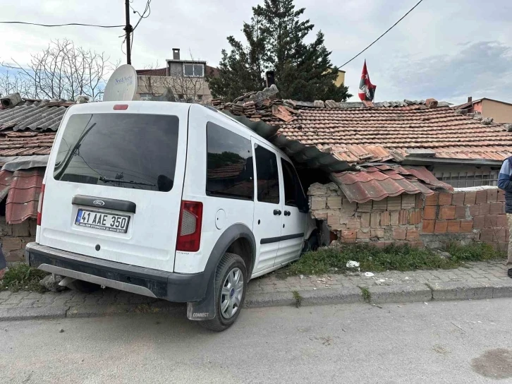 Ataşehir’de hafif ticari araç müstakil eve girdi
