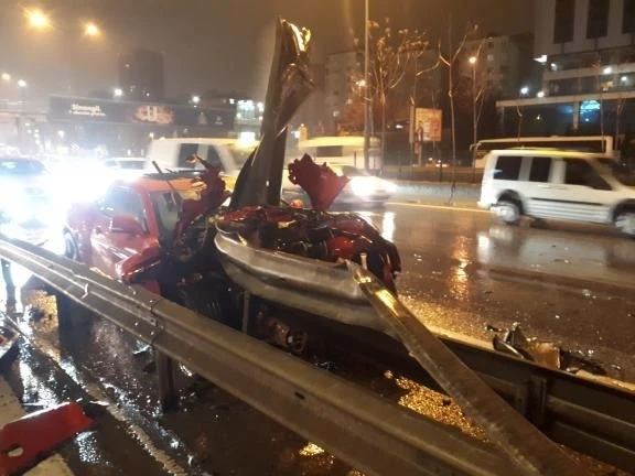 Ataşehir’de motosiklete çarpan otomobil bariyere girdi: 1 yaralı
