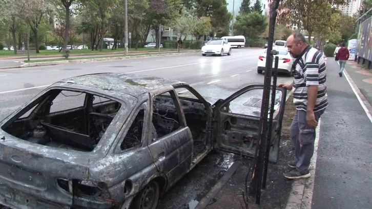 Ataşehir’de seyir halinde alev alan otomobil yandı
