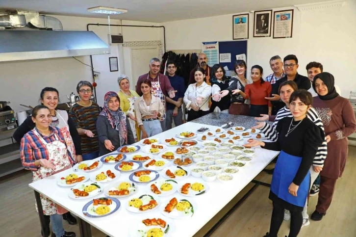 ATASEM’in mutfağında aşçı yardımcıları yetişiyor
