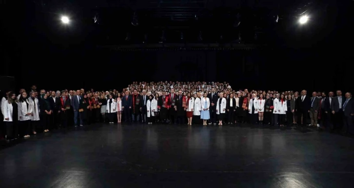 Atatürk Üniversitesi’nde Tıp Bayramı ve geleneksel önlük giydirme töreni
