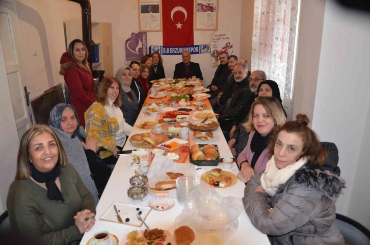 Atatürk Üniversitesi Rektörü Prof Dr Çomaklı, Türk Anneler Derneği üyeleriyle bir araya geldi
