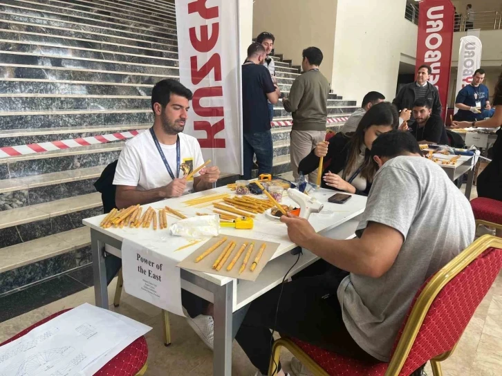 Atılım Üniversitesi öğrencileri çubuk makarnadan yaptıkları köprü ile birinci olmak için yarıştı
