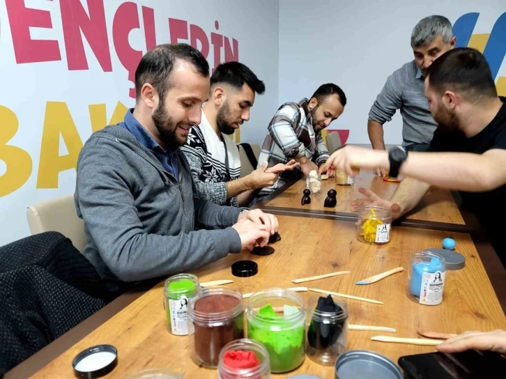 Atölye çalışmalarını minik öğrencilere
