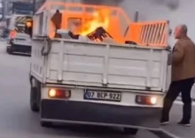 Attığı sigara kamyonetin kasasındaki malzemeleri tutuşturdu