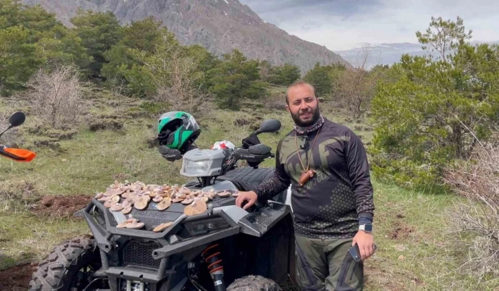 ATV ve kros motorlarla çıktıkları 3 bin rakımda mantar topladılar
