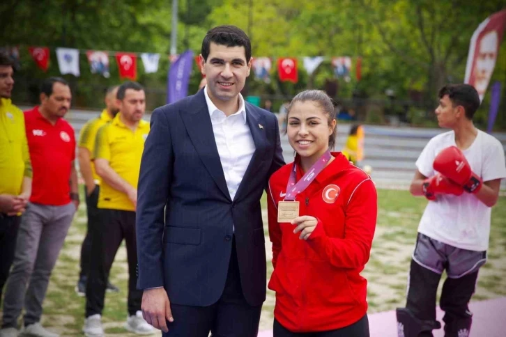 Avcılar Belediye Spor Kulübü’nün güreşçisi Delal, Avrupa şampiyonu oldu
