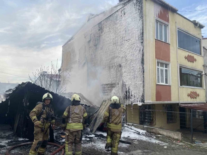 Avcılar’da araç garajındaki yangın binanın cephesine sıçradı
