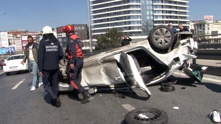 Avcılar’da bariyerlere çarpan araç takla attı: 1 yaralı
