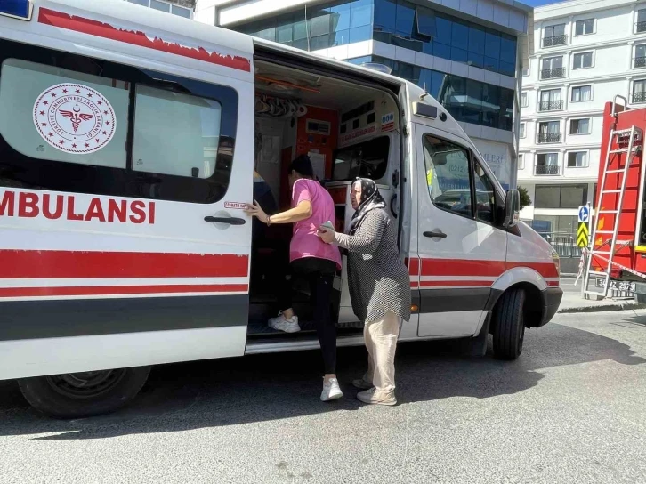 Avcılar’da iş yerinde çıkan yangında mahsur kalan 3 kişi kurtarıldı
