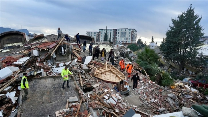 Avrupa'dan gelen ekipler arama kurtarma faaliyetlerine devam ediyor