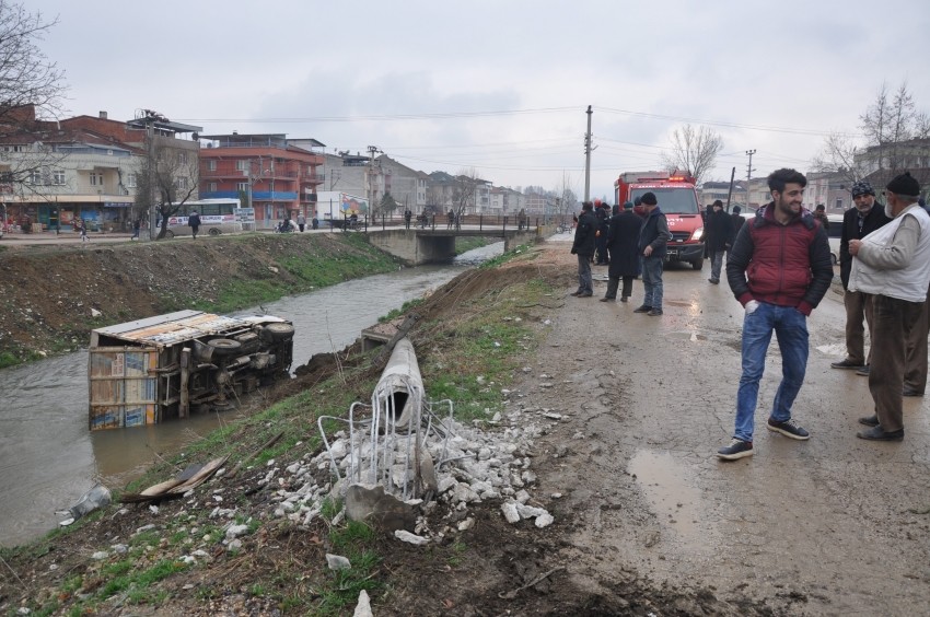 Bursa'da kamyonet dereye uçtu