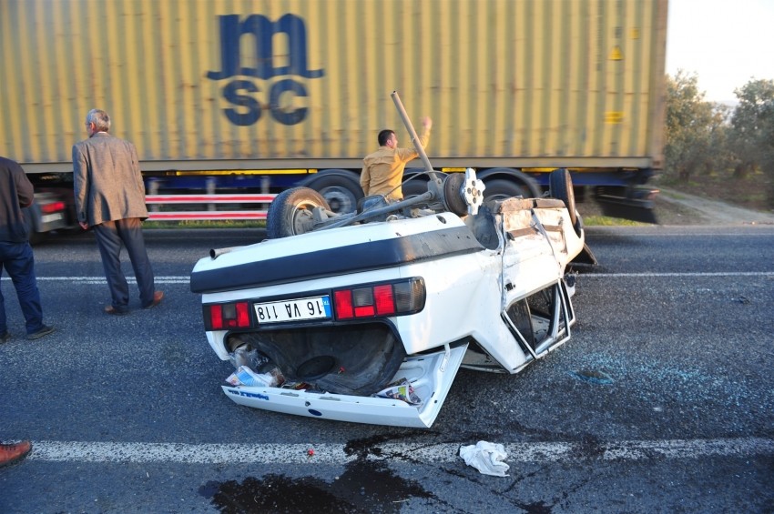 Bursa'da takla atan otomobilde sıkıştılar