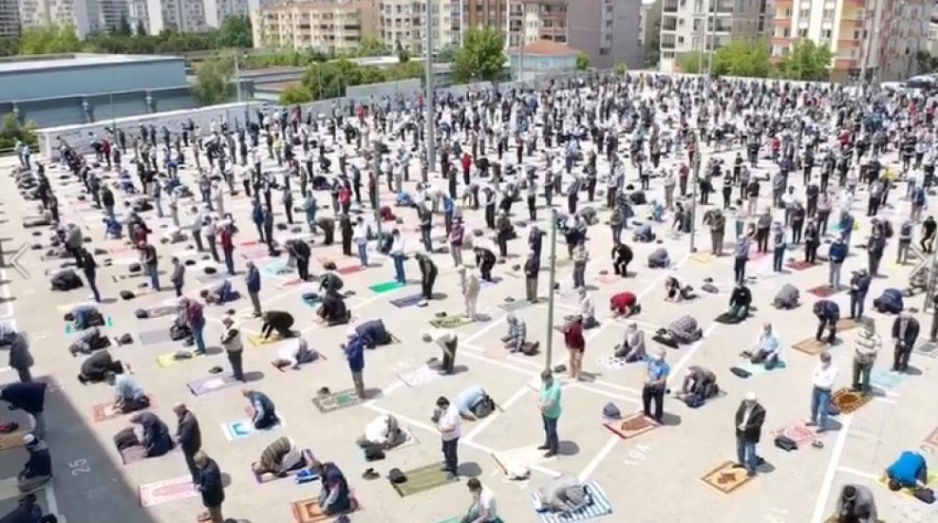 Bursa'da Emek pazar alanında cuma namazı yoğunluğu