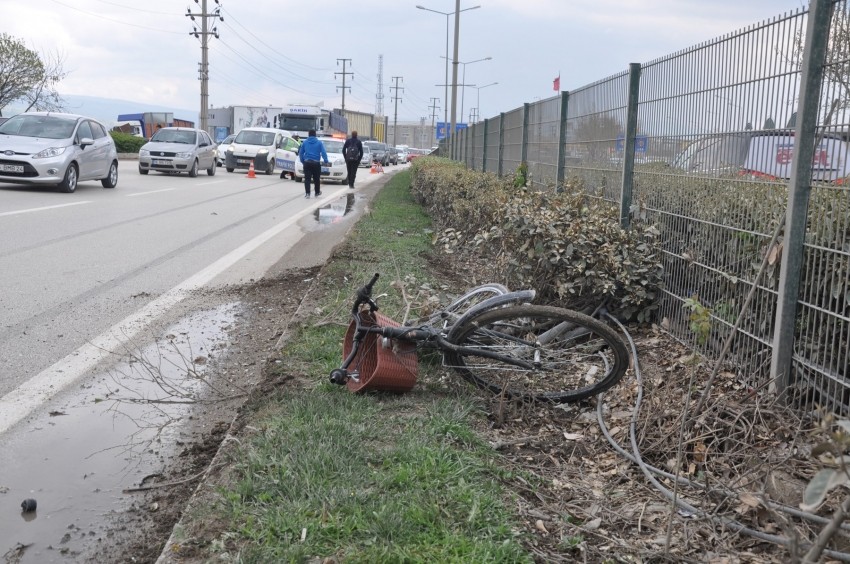 Bursa'da otomobilin çarptığı bisiklet sürücüsü...