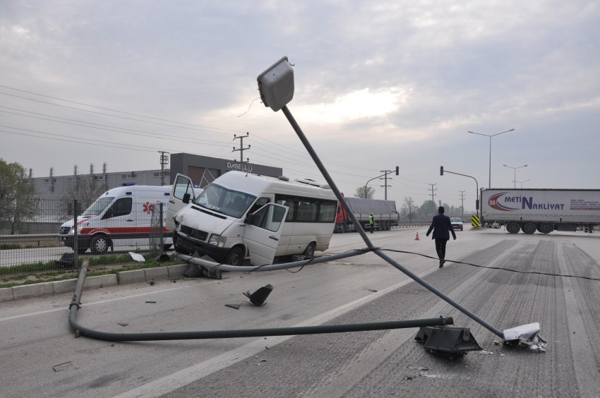 Bursa'da işçi servisine TIR çarptı: 15 yaralı