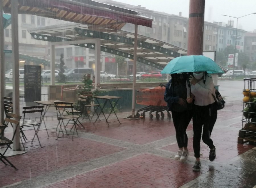 Bursa'da sağanak yağış hayatı durma noktasına getirdi