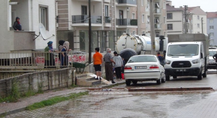 Sağanak yağmur İnegöl'ü de vurdu