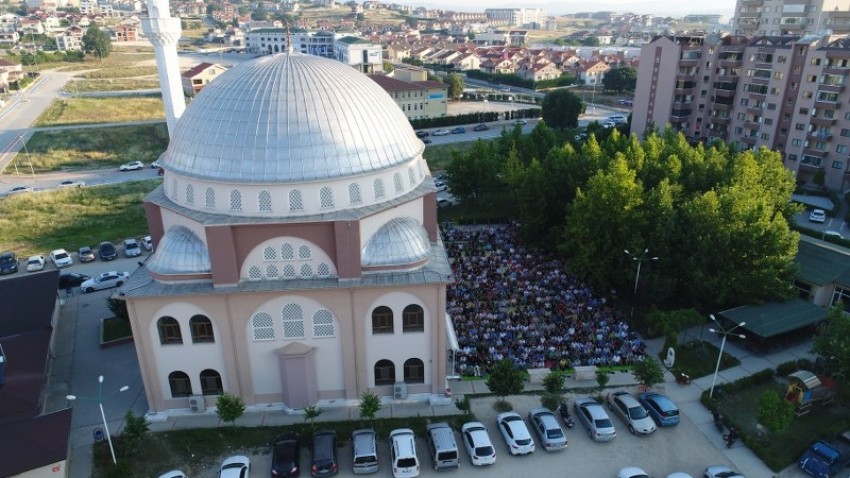 Bursa'da camilerde bayram namazı coşkusu