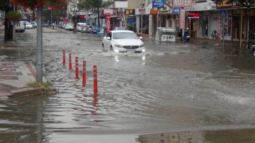 Bursa İnegöl'de sağanak etkili oldu