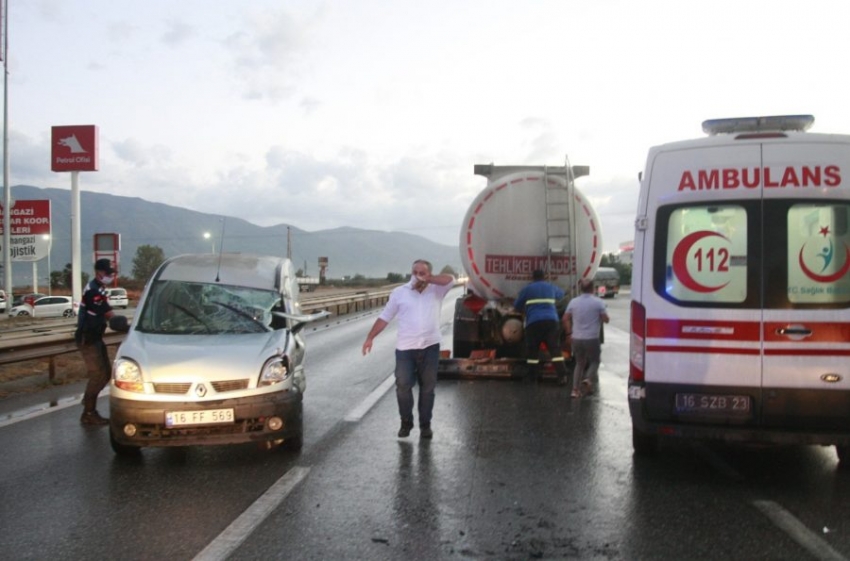 Bursa'da hafif ticari araç tankere çarptı