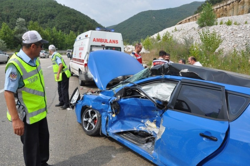 Bursa'da yaralılara müdahale eden ambulansa...