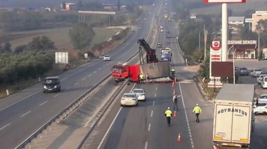 Bursa-İzmir Yolu'nu kapatan kaza