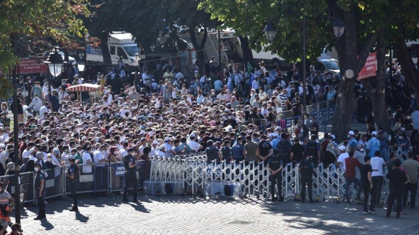 Ayasofya önünde dikkat çeken yoğunluk!